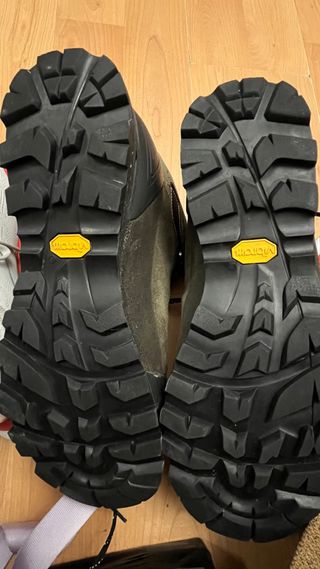 Botas de montaña Millet color verdes y negras.