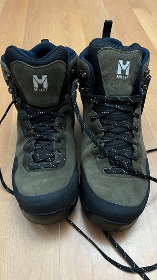 Botas de montaña Millet color verdes y negras.