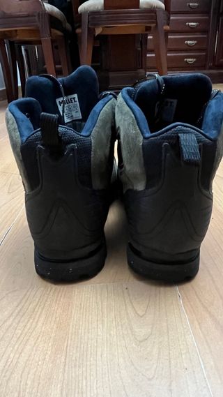 Botas de montaña Millet color verdes y negras.