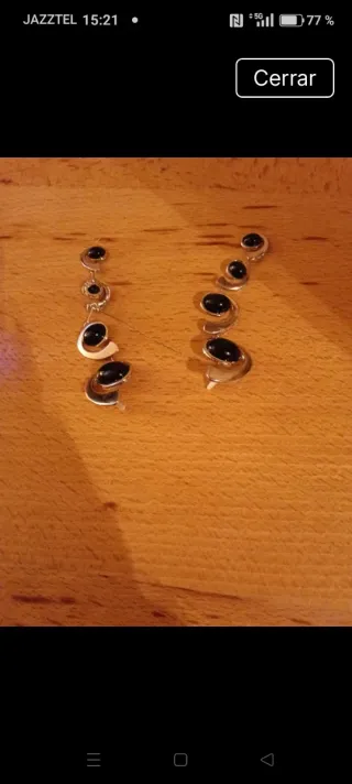 Pendientes largos plateados con piedras negras