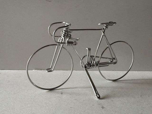 Miniatura di bicicletta da corsa in filo