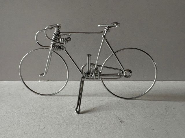 Miniatura di bicicletta da corsa in filo