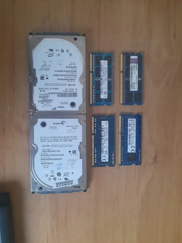 2 Discos Duros y cuatro de RAM
