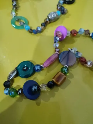 Due collane lunghe perline e bottoni