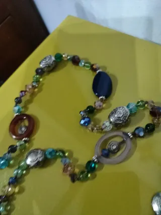 Due collane lunghe perline e bottoni