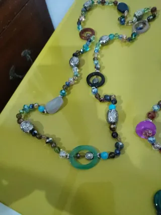 Due collane lunghe perline e bottoni