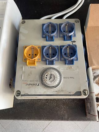 Caja de enchufes con temporizador