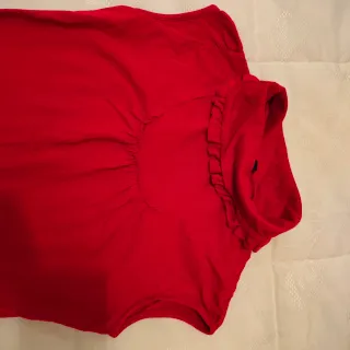 Camiseta sin mangas roja cuello alto