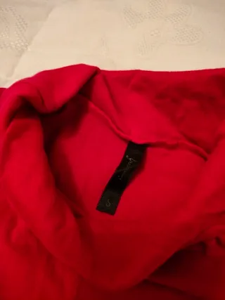 Camiseta sin mangas roja cuello alto
