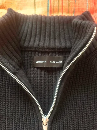 Dos Chaquetas una XL y otra XS y un jersey S