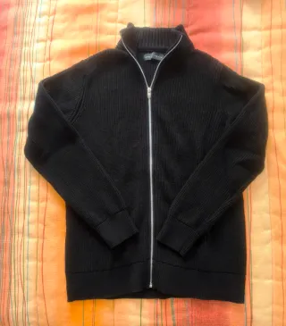 Dos Chaquetas una XL y otra XS y un jersey S