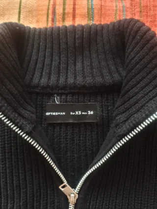 Dos Chaquetas una XL y otra XS y un jersey S