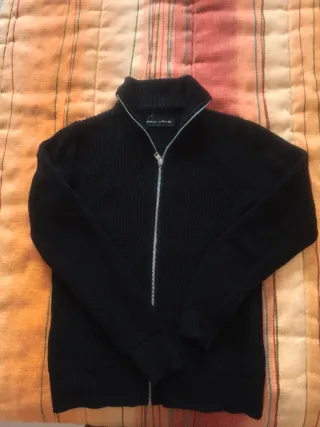 Dos Chaquetas una XL y otra XS y un jersey S