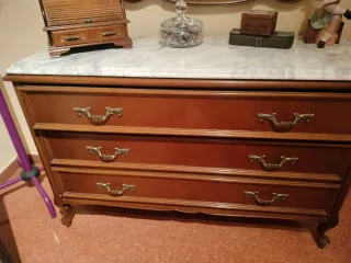 Cómoda de madera con tapa de mármol