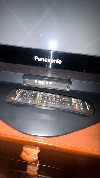 TV Plasma Panasonic Viera y soporte sobremesa.