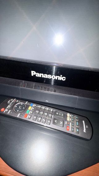 TV Plasma Panasonic Viera y soporte sobremesa.