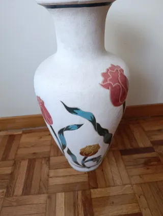 Jarrón de cerámica blanco con flores