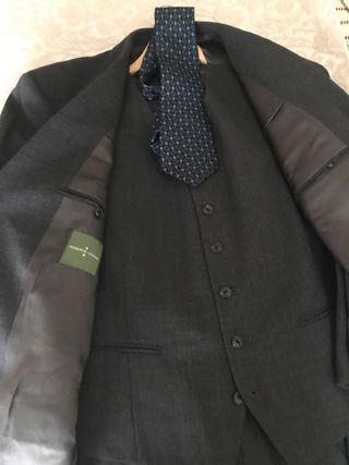 Traje de hombre gris: pantalón, chaleco y corbata