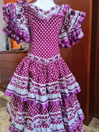 Traje de flamenca lunares morado y blanco