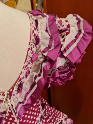 Traje de flamenca lunares morado y blanco