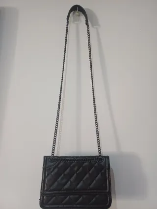 Bolso negro elegante acolchado