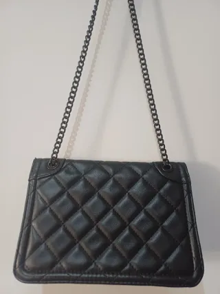 Bolso negro elegante acolchado