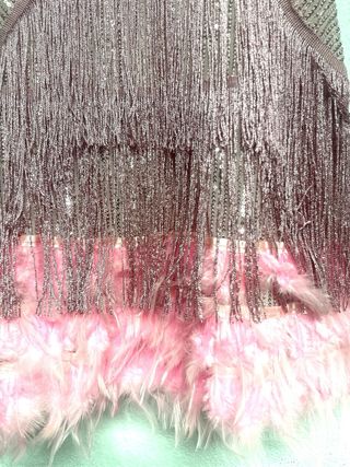 Vestido corto lentejuelas y plumas