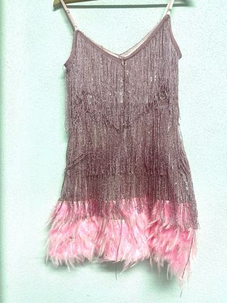 Vestido corto lentejuelas y plumas