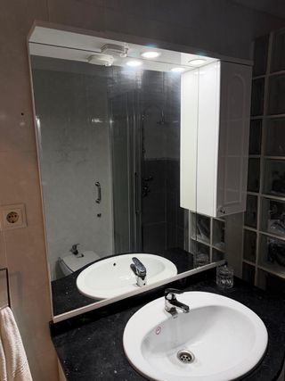 Mueble de baño con espejo