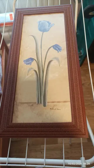 Cuadro flores azules y marco mimbre