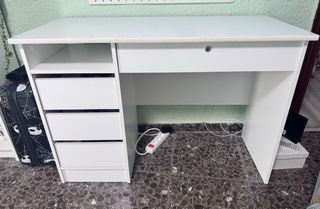 Scrivania bianca con cassetti
