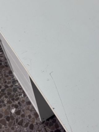 Scrivania bianca con cassetti