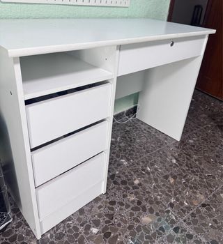 Scrivania bianca con cassetti