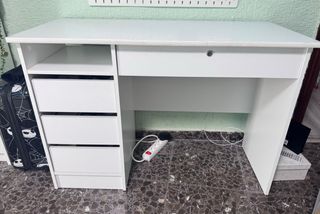 Scrivania bianca con cassetti