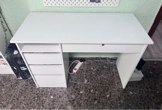 Scrivania bianca con cassetti