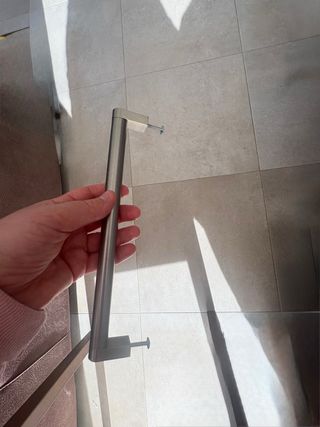 Maniglie per armadi in metallo argentato