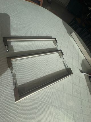 Maniglie per armadi in metallo argentato