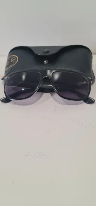 Gafas de sol Ray-Ban negras y moradas