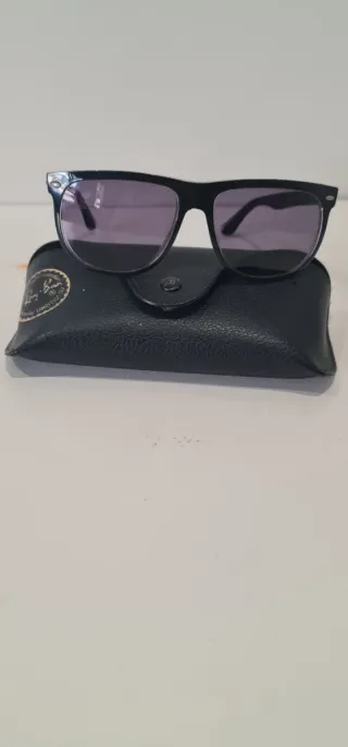 Gafas de sol Ray-Ban negras y moradas
