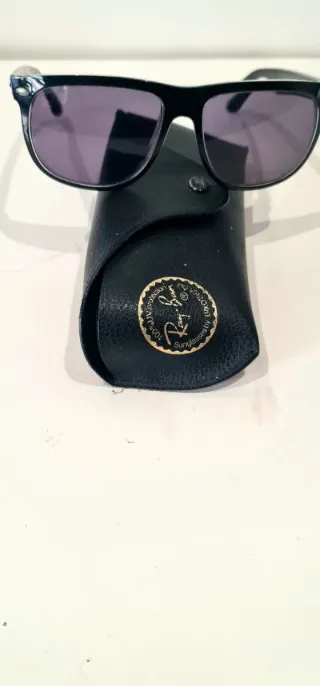 Gafas de sol Ray-Ban negras y moradas