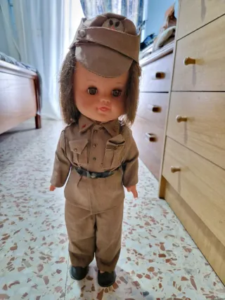 Muñeca militar antigua