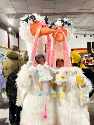 Disfraz de cigüeña con bebé incluido