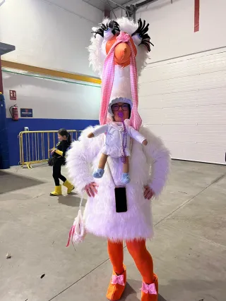 Disfraz de cigüeña con bebé incluido