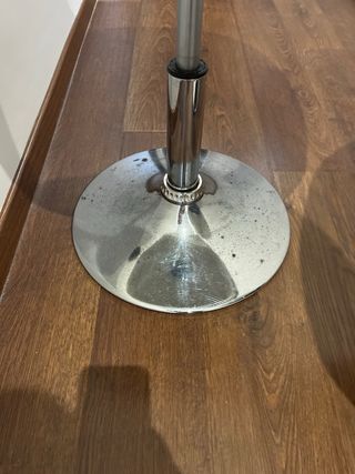 Taburete elevable blanco y plateado