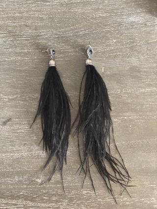 Pendientes de plumas negros