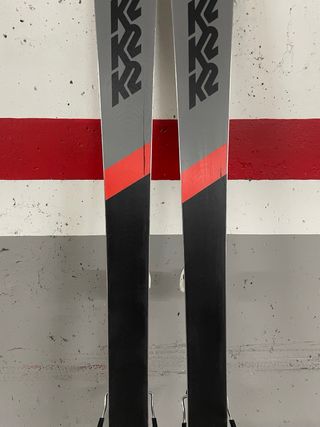 Esquís K2 Mindbender, fijación Salomon i pieles.
