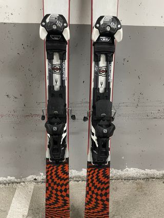 Esquís K2 Mindbender, fijación Salomon i pieles.