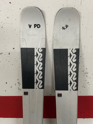 Esquís K2 Mindbender, fijación Salomon i pieles.