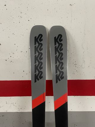Esquís K2 Mindbender, fijación Salomon i pieles.