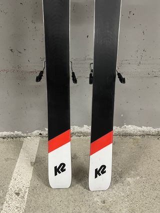 Esquís K2 Mindbender, fijación Salomon i pieles.